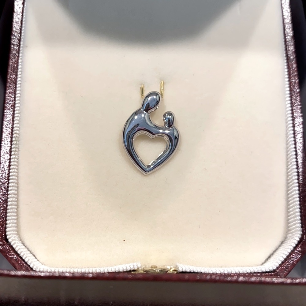 Very pretty 14K white gold Mother & Child pendant.